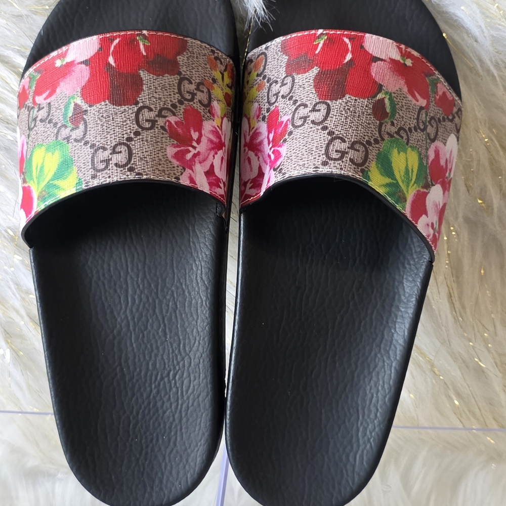 Gucci Floral Slide Sandals-Fits Size 7 to 7.5 WOMENS